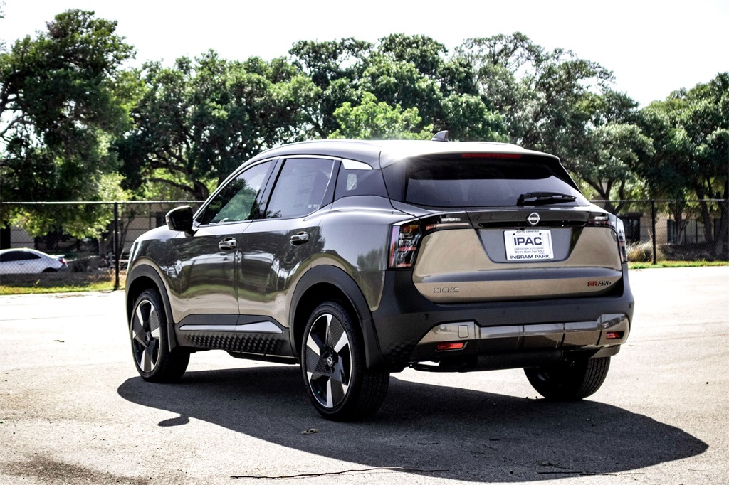 2025 Nissan Kicks SR photo 4