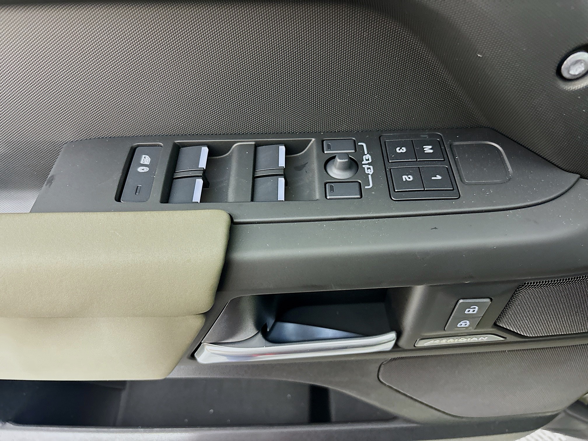 2025 Land Rover Defender 110 S photo 17