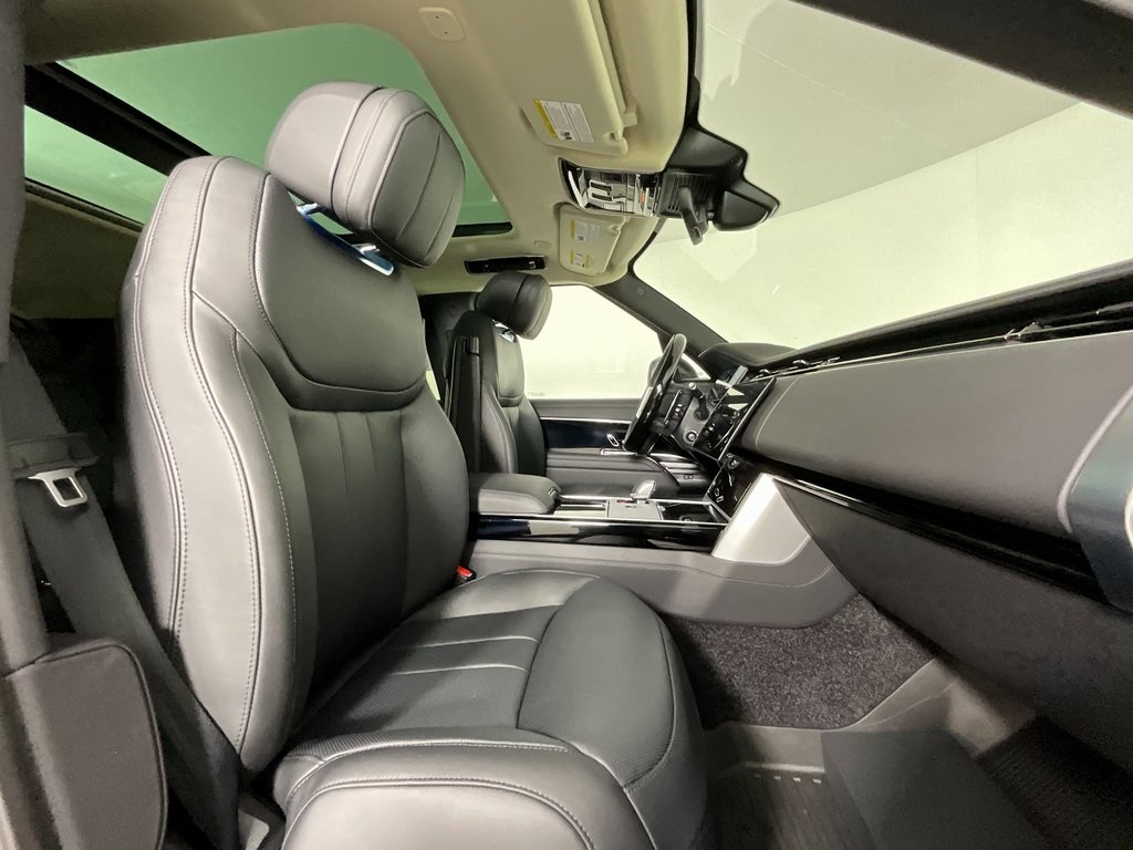 2025 Land Rover Range Rover SE photo 2