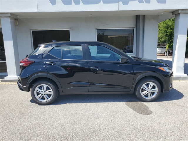 2025 Nissan Kicks Play S photo 2
