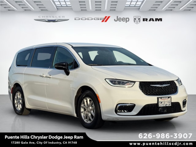 2024 Chrysler Pacifica Touring's photo
