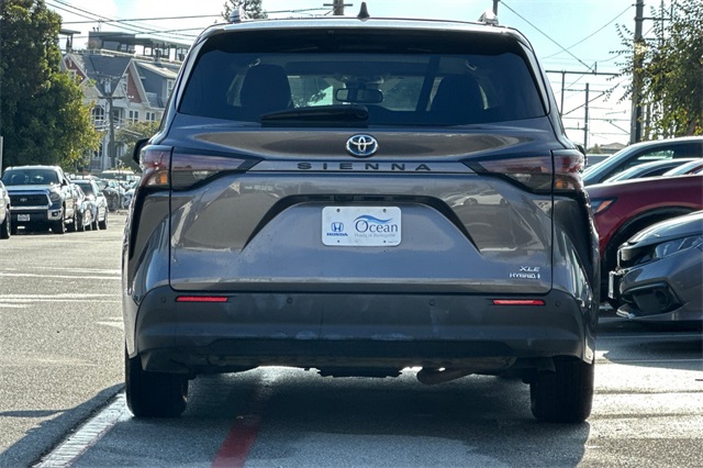 2024 Toyota Sienna XLE photo 3