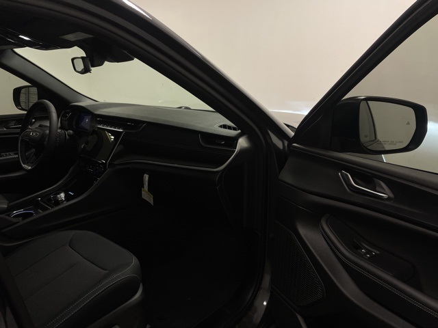 2024 Jeep Grand Cherokee Laredo photo 17