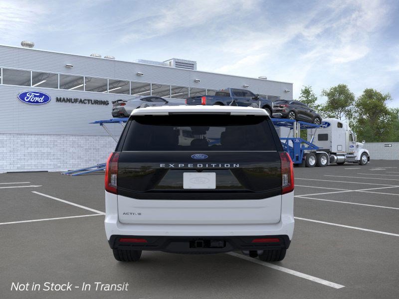 2025 Ford Expedition photo 3