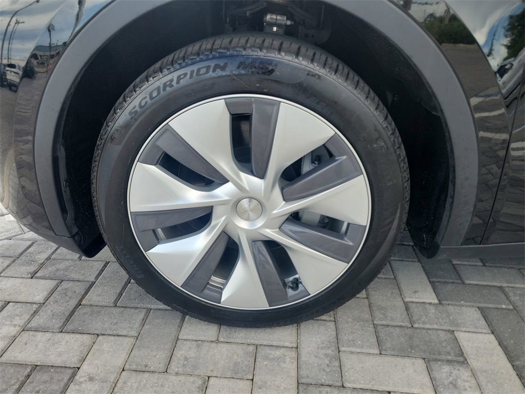 2024 Tesla Model Y Long Range photo 11