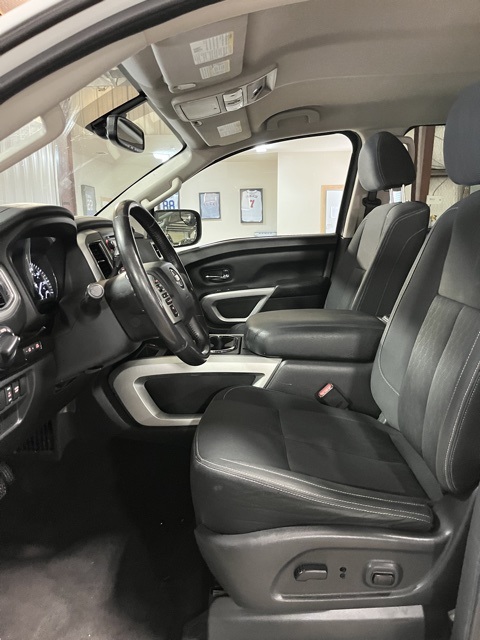 2018 Nissan Titan SV photo 8