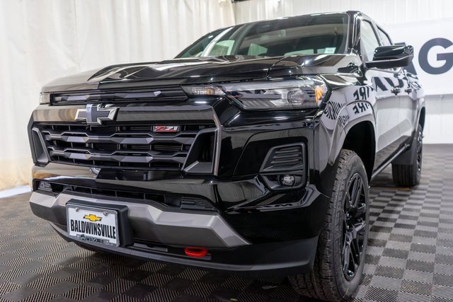2025 Chevrolet Colorado Z71 photo 2