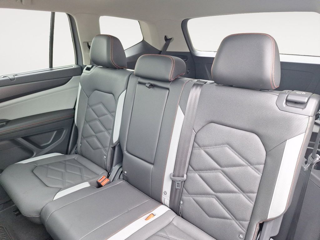 2025 Volkswagen Atlas Peak Edition SE photo 13