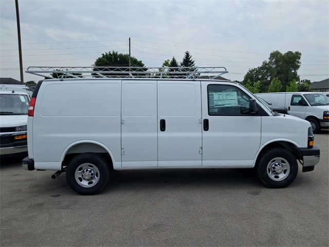 2025 Chevrolet Express Cargo 3500 photo 3