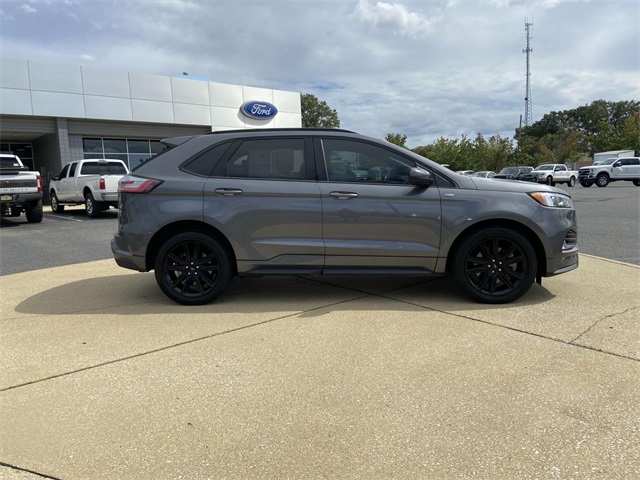 2022 Ford Edge ST photo 2
