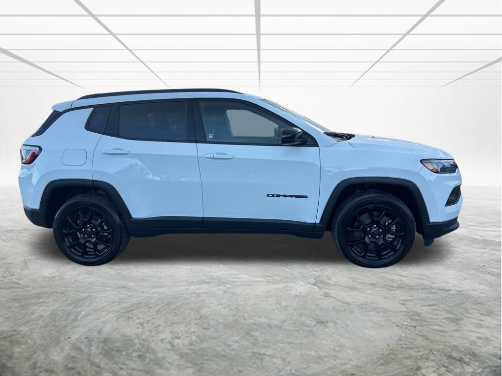 2025 Jeep Compass Latitude photo 3