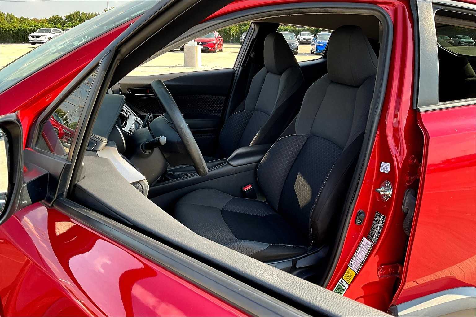 2020 Toyota C-HR LE photo 7