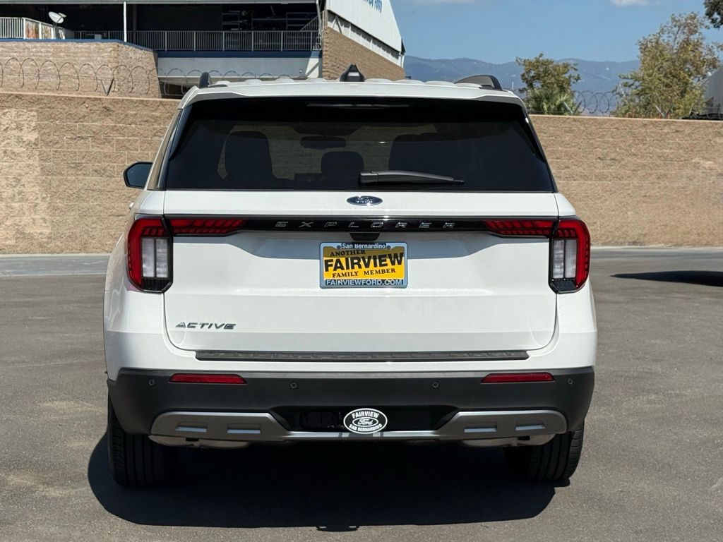 2025 Ford Explorer photo 4