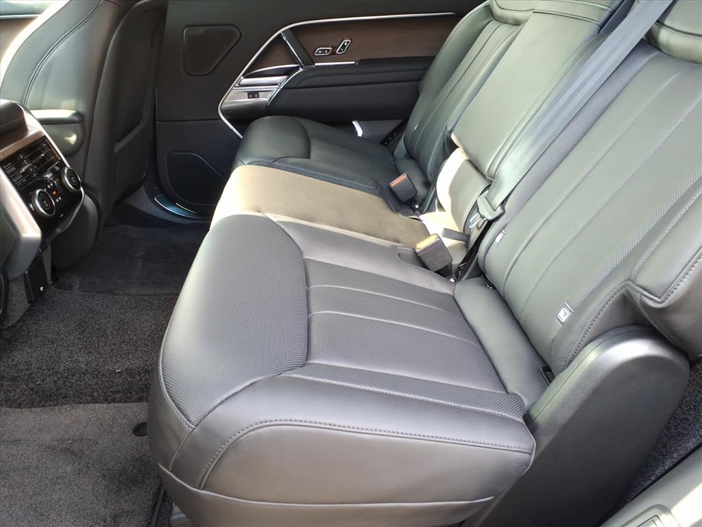 2025 Land Rover Range Rover SE photo 4