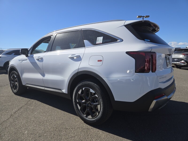 2025 Kia Sorento S photo 4