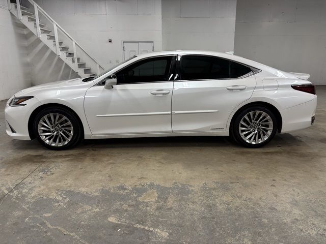 2022 Lexus ES 300h Ultra Luxury photo 4