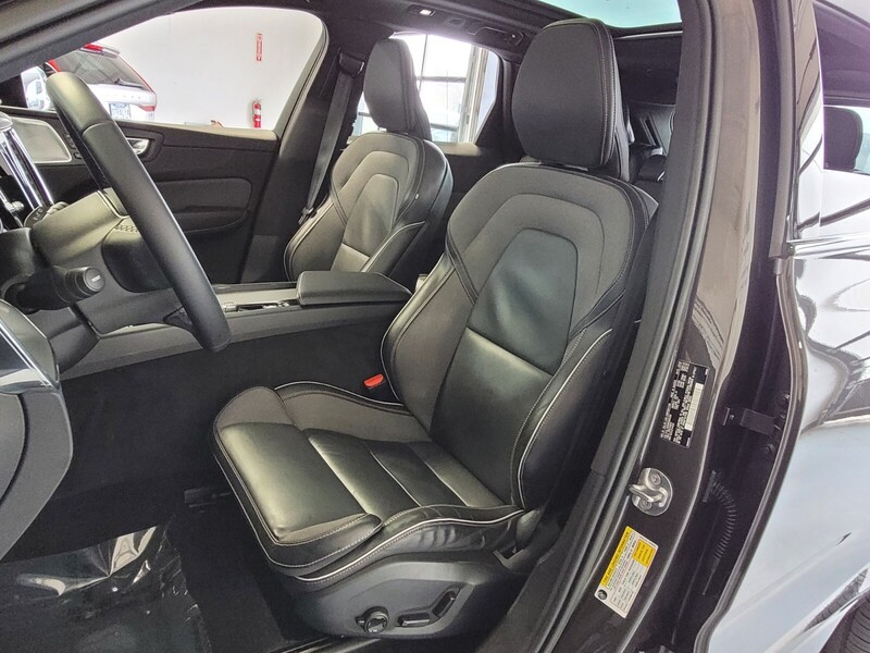 2022 Volvo XC60 B5 R-Design photo 8