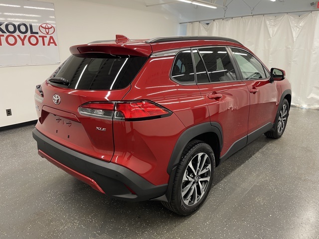 2022 Toyota Corolla Cross XLE photo 2
