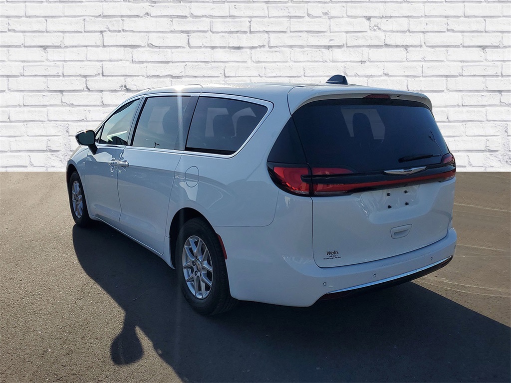 2024 Chrysler Pacifica Touring photo 3