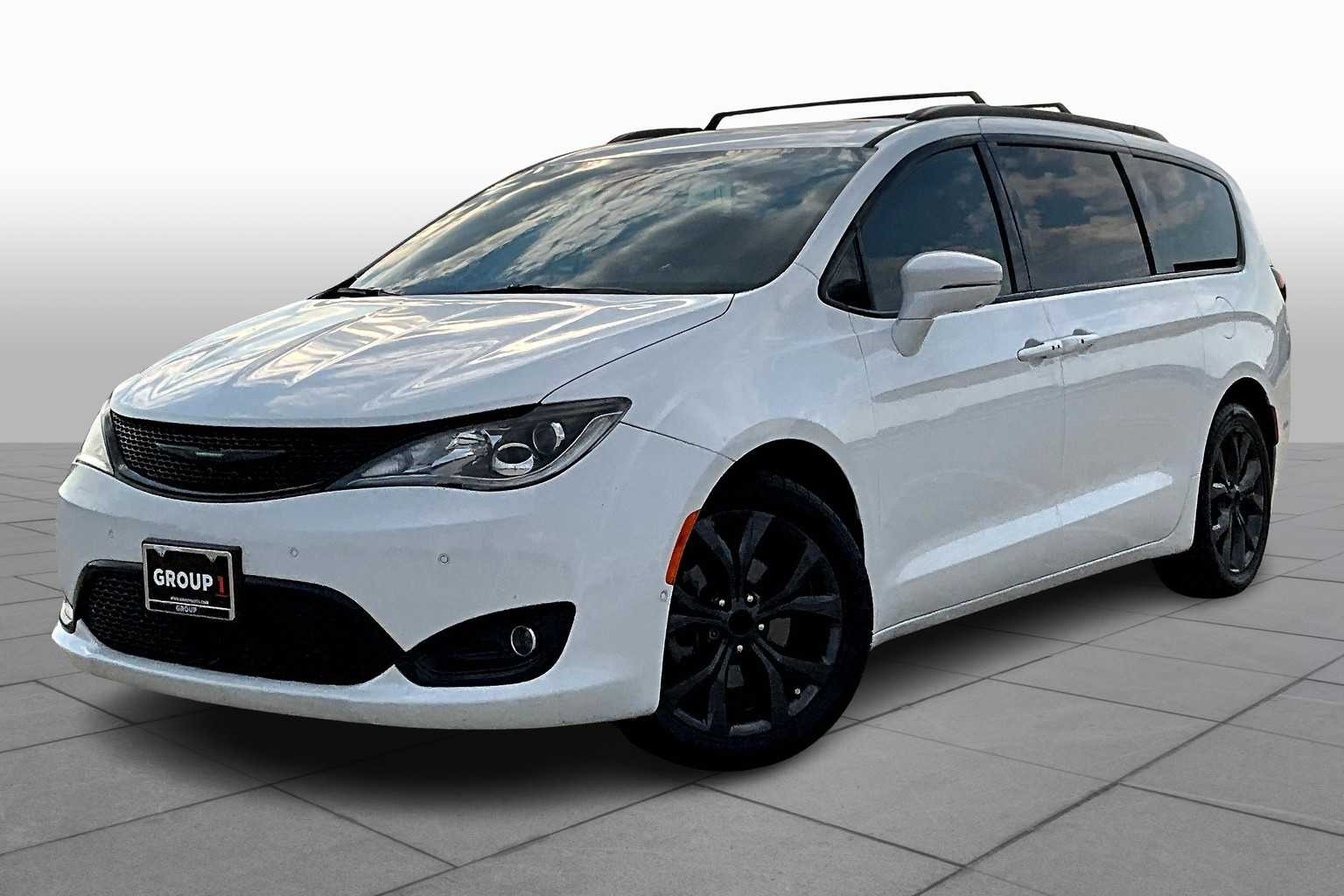 2018 Chrysler Pacifica Limited's photo