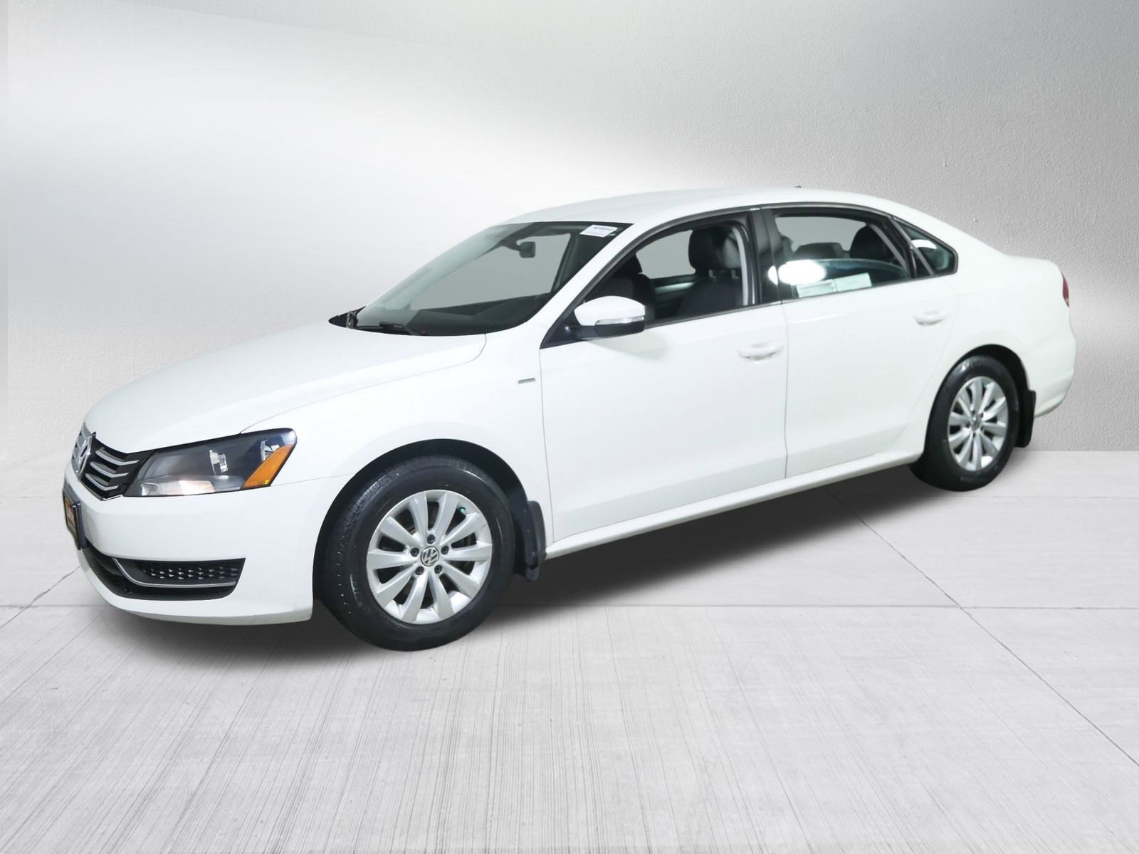 2015 Volkswagen Passat S photo 3