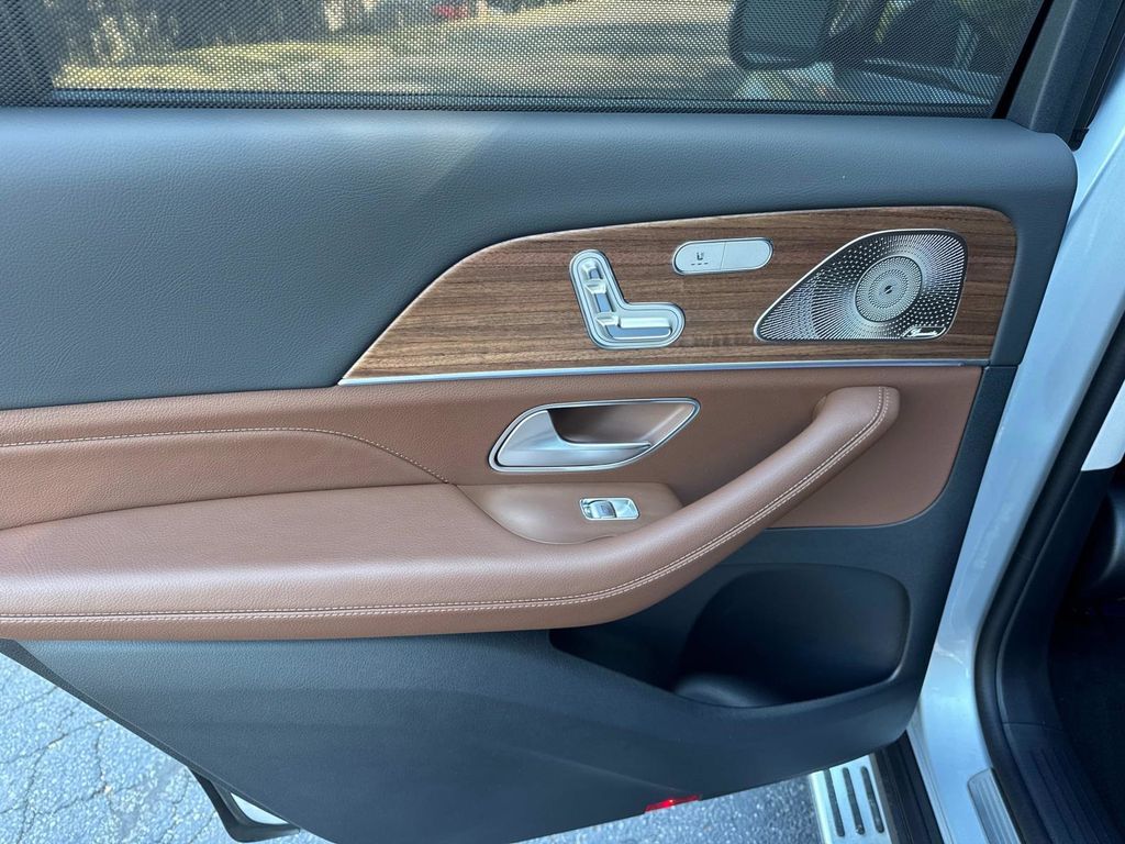 2026 Mercedes Benz GLS 450 4MATIC photo 11