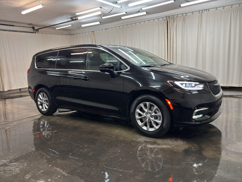 2026 Chrysler Pacifica photo 3
