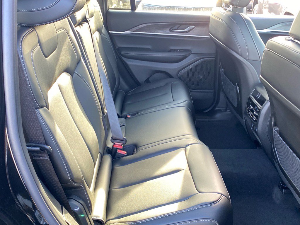 2025 Jeep Grand Cherokee Limited photo 16