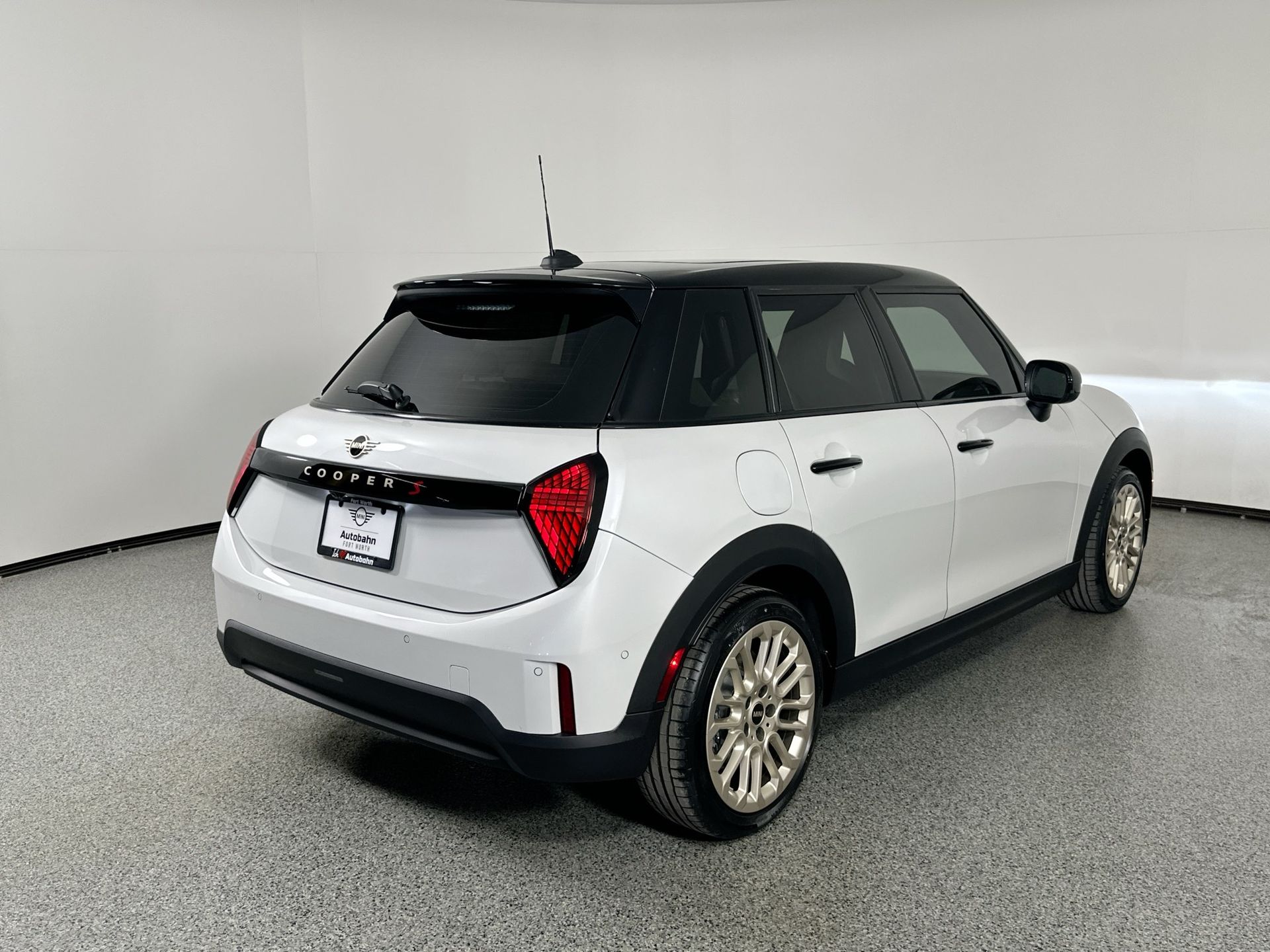 2025 Mini Cooper 4 Door Hardtop Signature photo 3