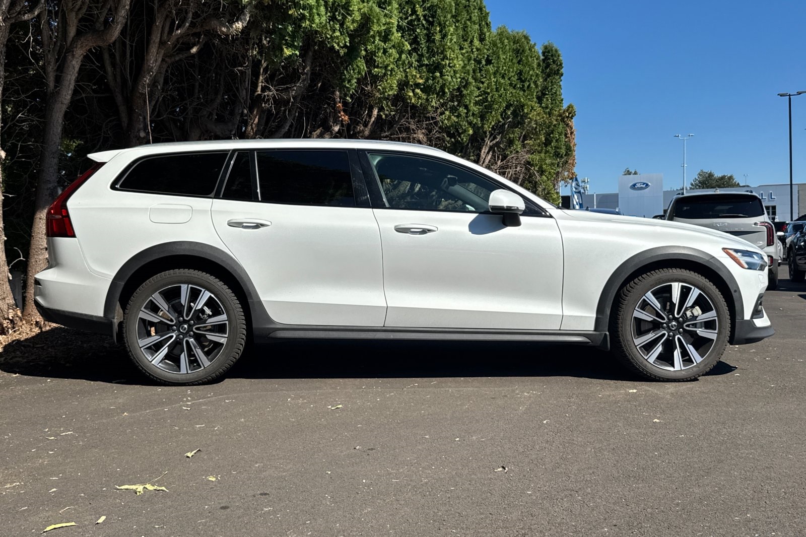 2022 Volvo V60 Cross Country T5 photo 2
