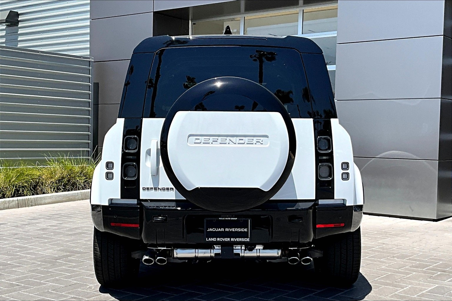 2025 Land Rover Defender 110 V8 photo 3