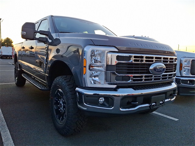 2025 Ford F-350 XLT photo 3