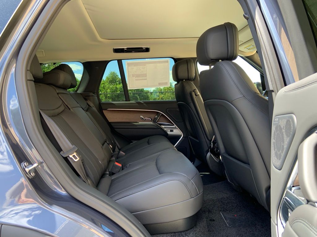 2025 Land Rover Range Rover SE photo 14