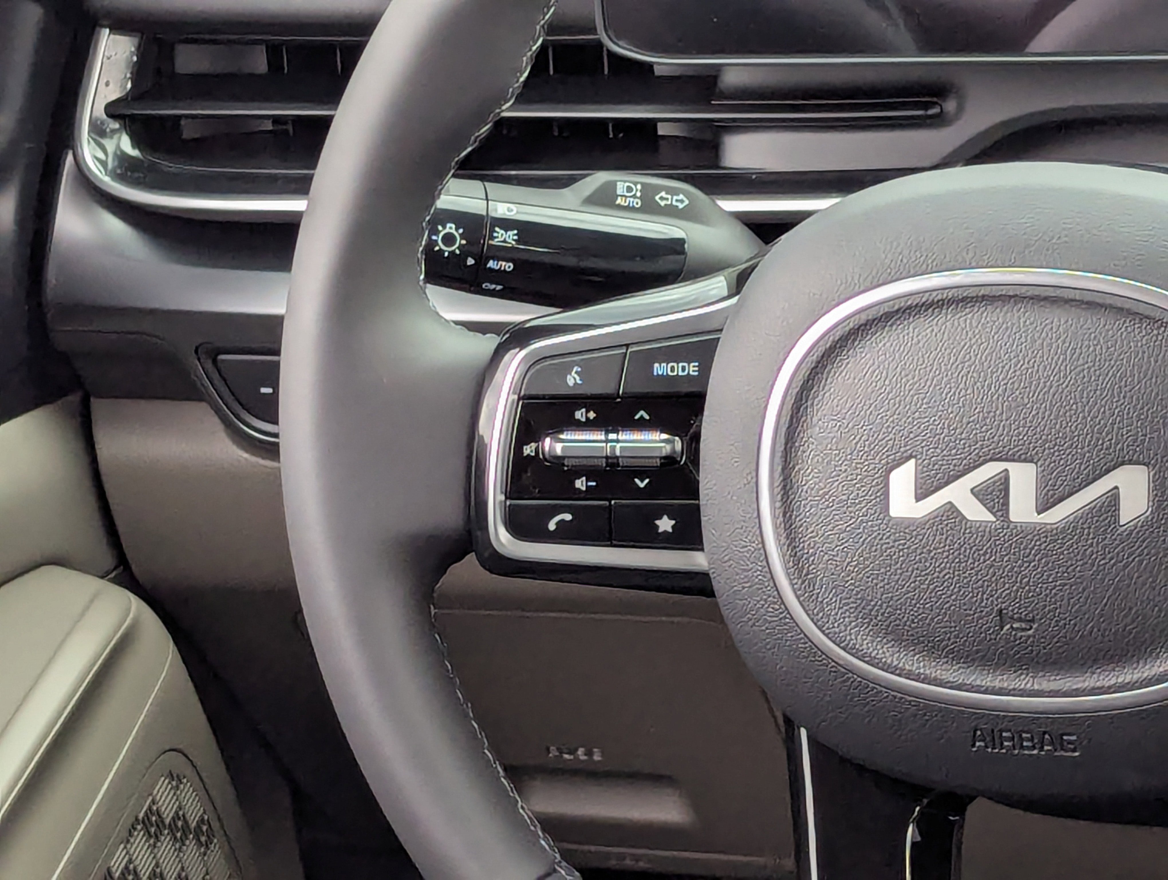 2026 Kia Carnival LXS photo 3