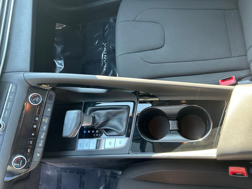 2023 Hyundai Elantra SEL photo 12