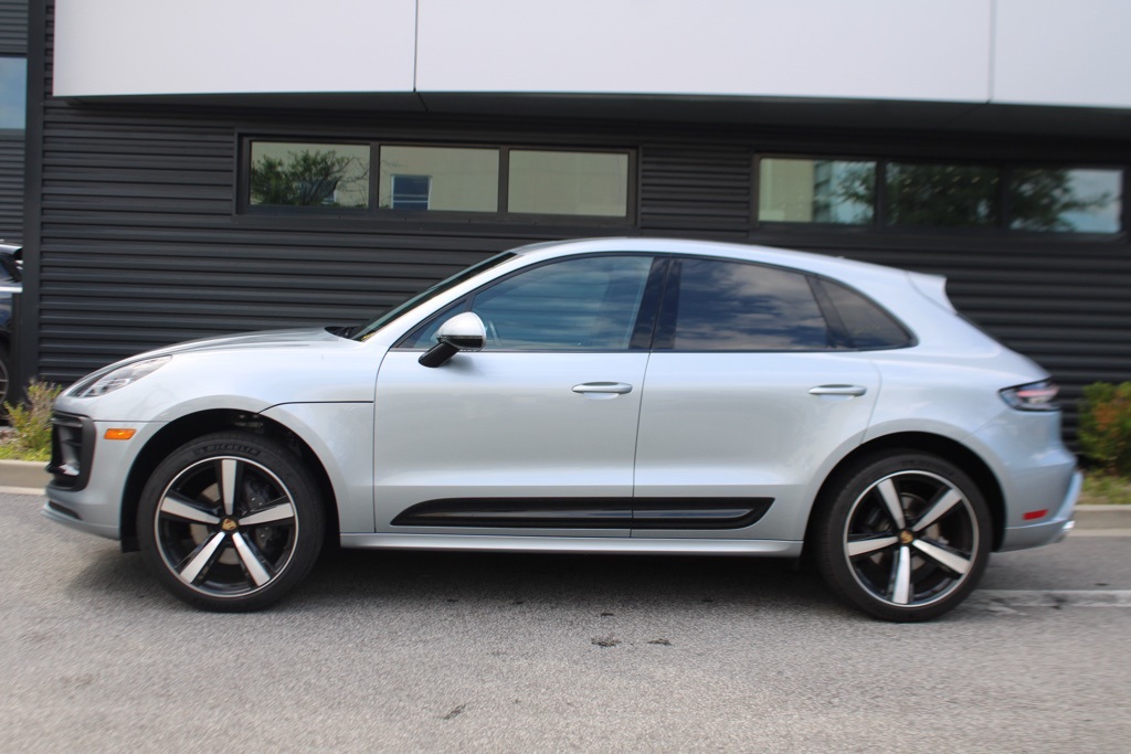 2024 Porsche Macan Base photo 2