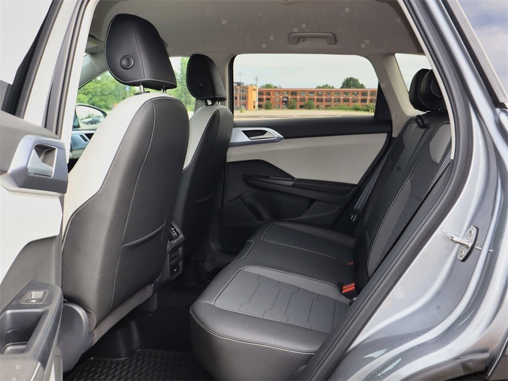 2025 Volkswagen Taos SE photo 14