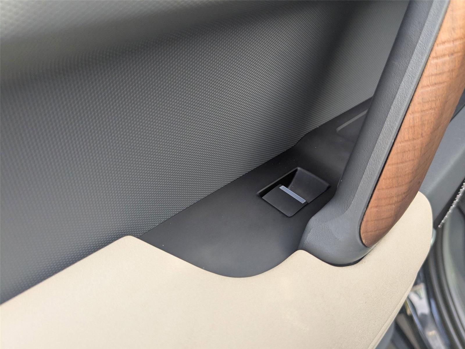 2023 Land Rover Defender 130 X photo 25