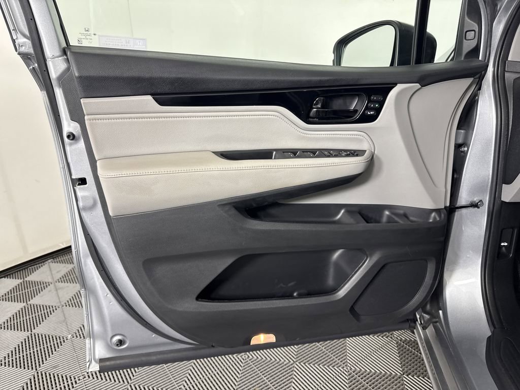 2023 Honda Odyssey Touring photo 7