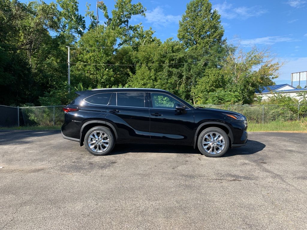 2025 Toyota Highlander Limited photo 2