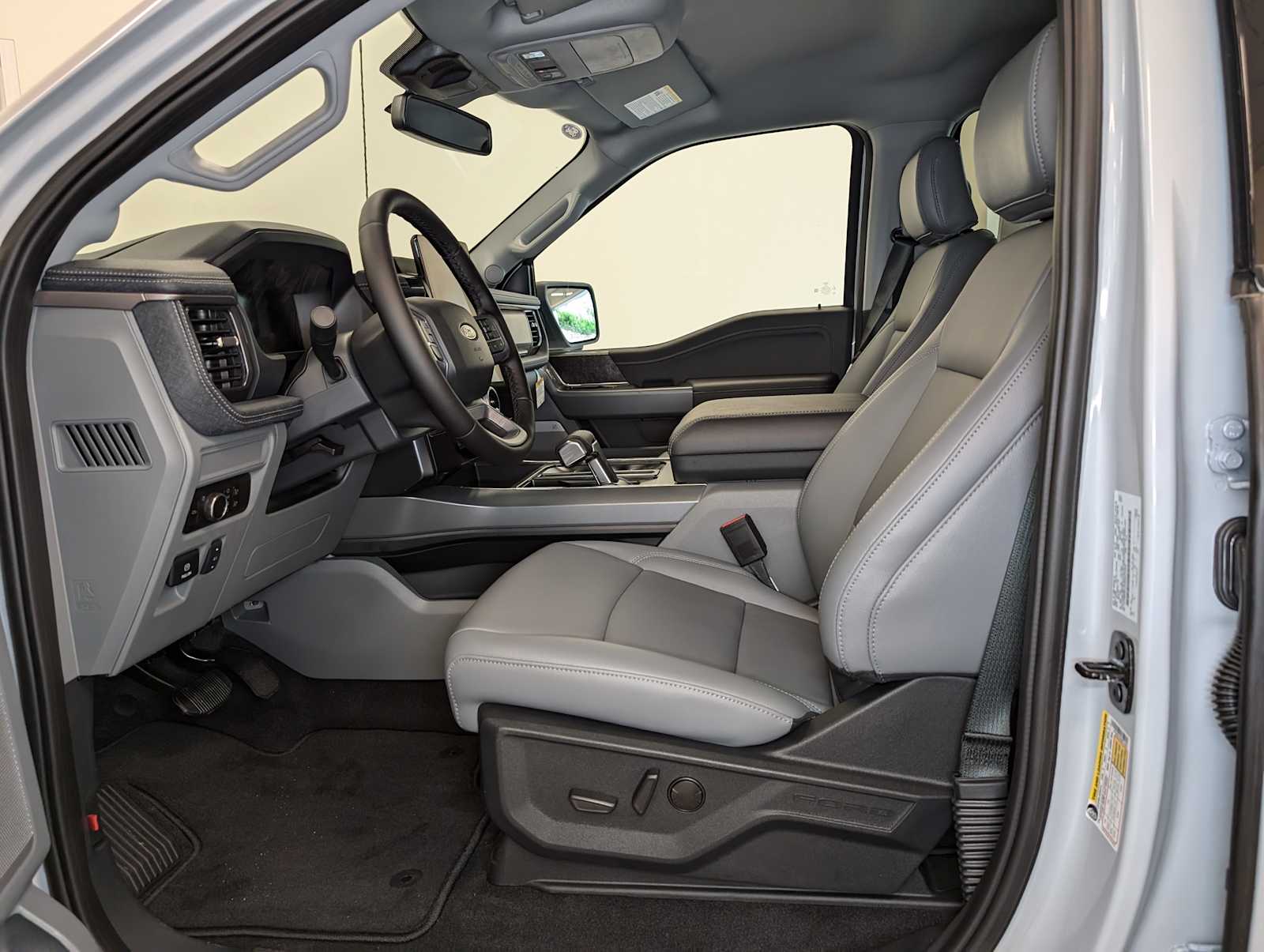 2025 Ford F-150 Lightning photo 3