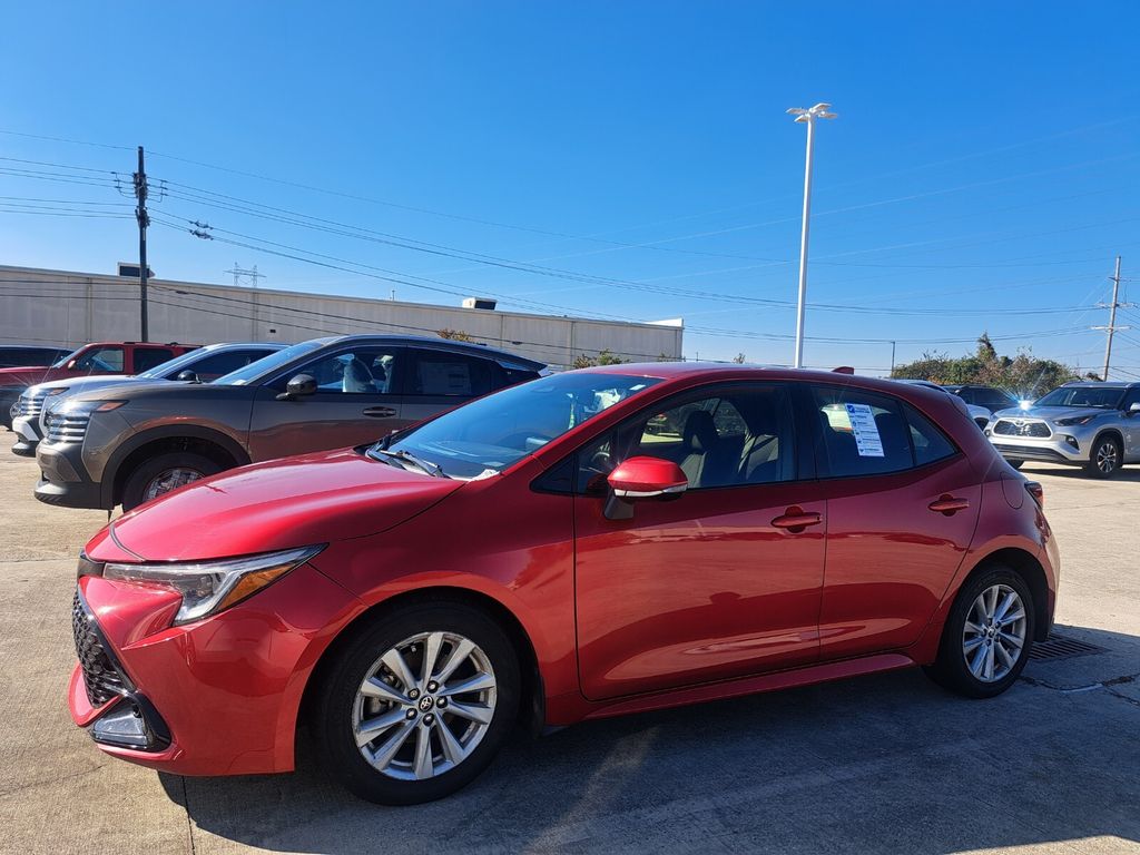 2024 Toyota Corolla Hatchback SE's photo