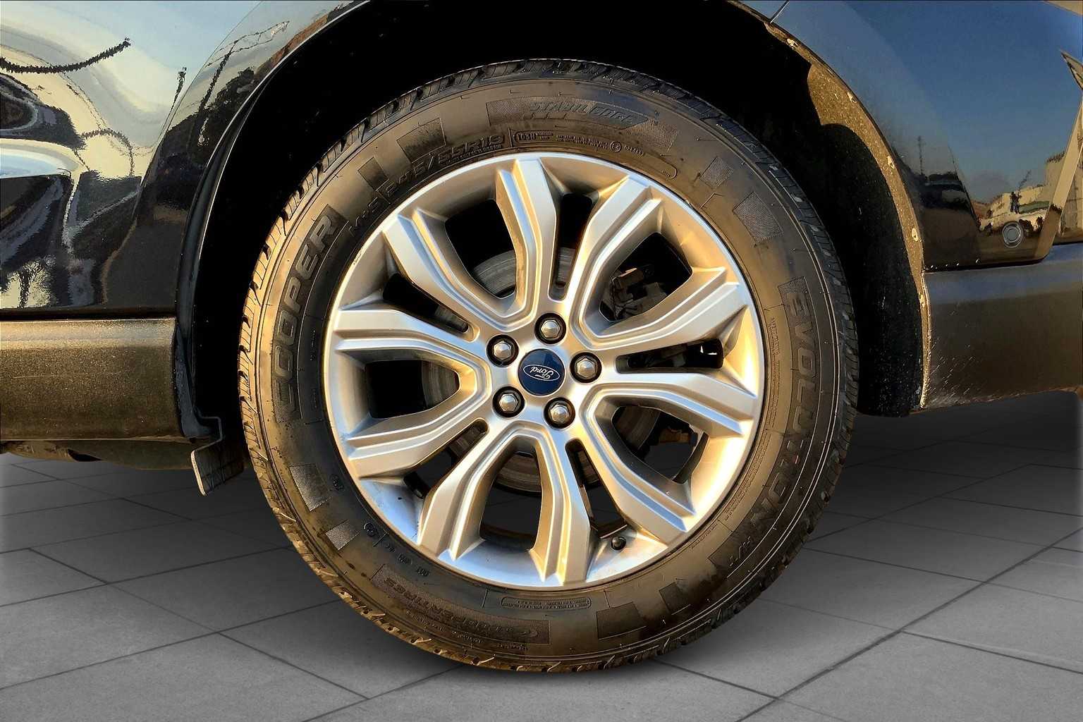 2019 Ford Edge Titanium photo 7