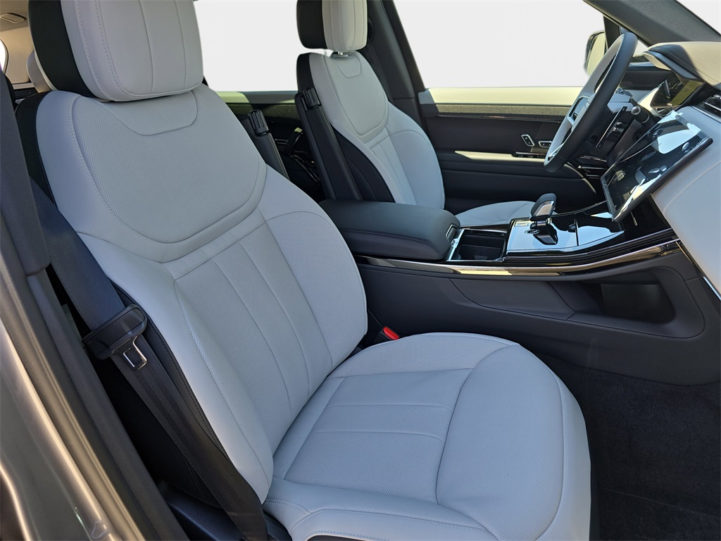 2025 Land Rover Range Rover Sport SE photo 8