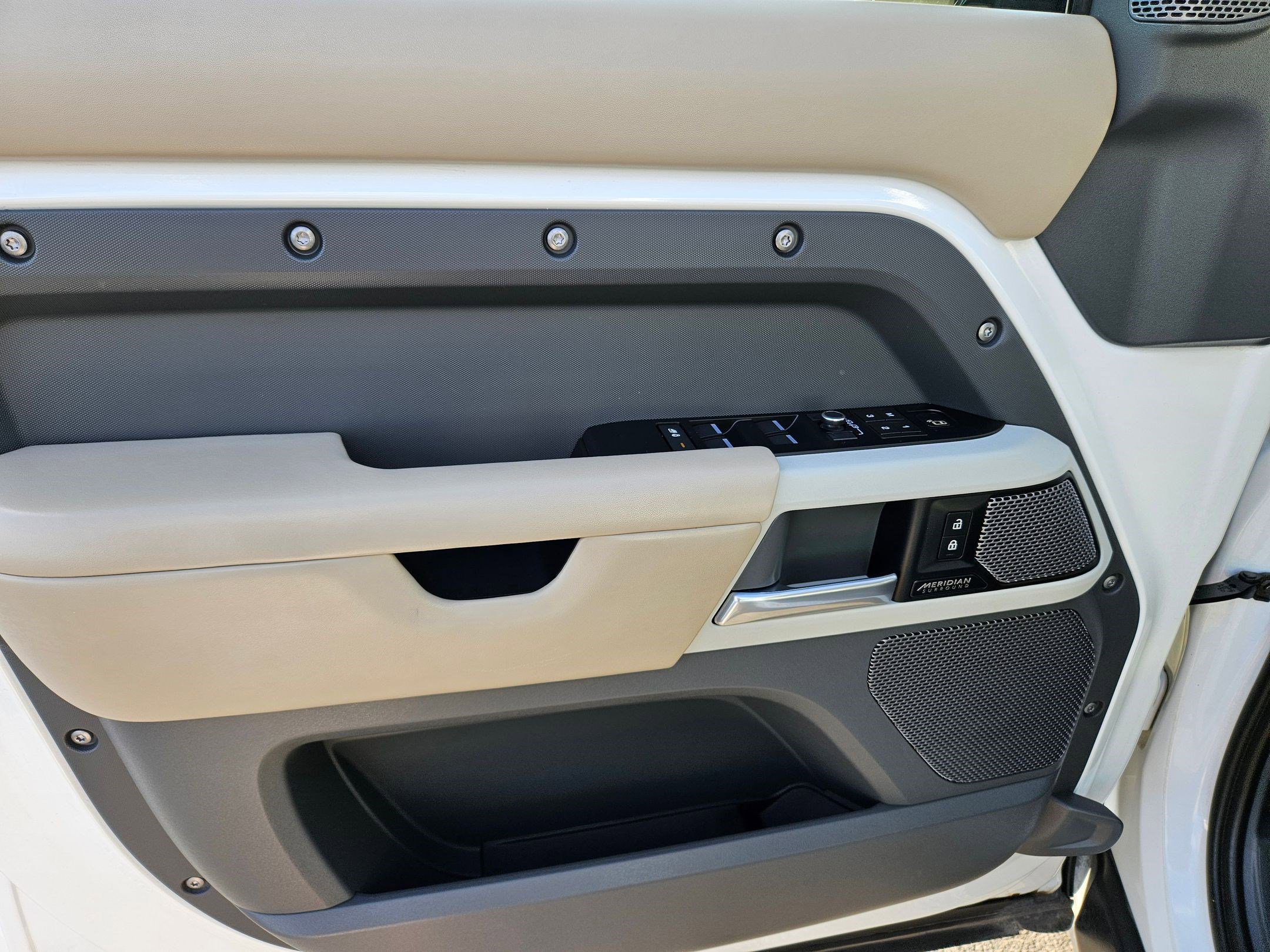 2022 Land Rover Defender X-Dynamic HSE photo 11