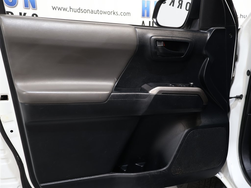 2018 Toyota Tacoma SR5 Access Cab V6 4x4 photo 9