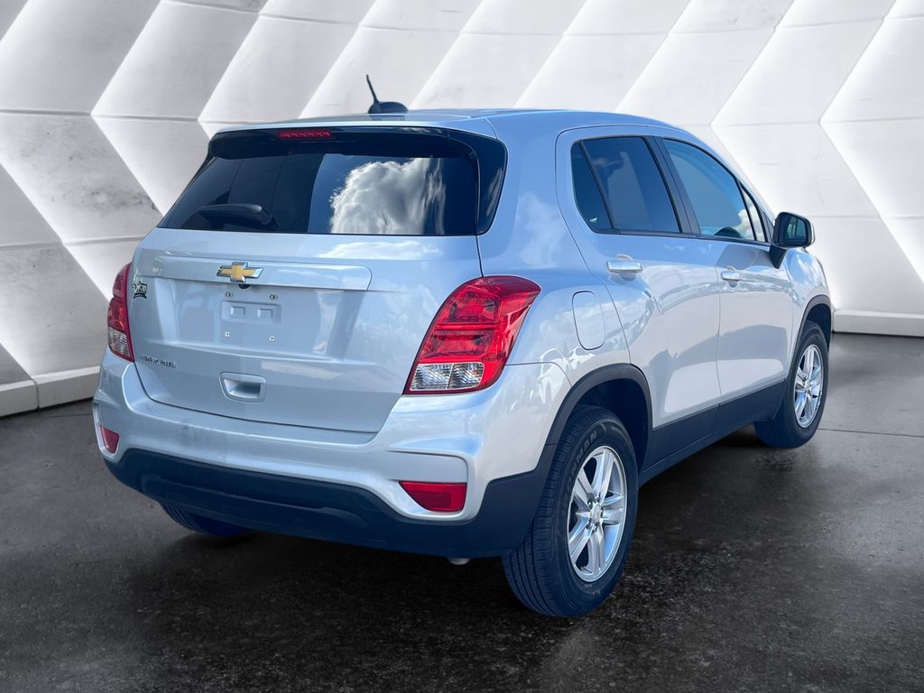 2022 Chevrolet Trax LS photo 4