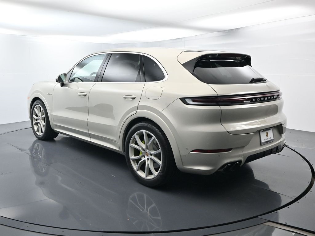2025 Porsche Cayenne E-Hybrid S photo 3