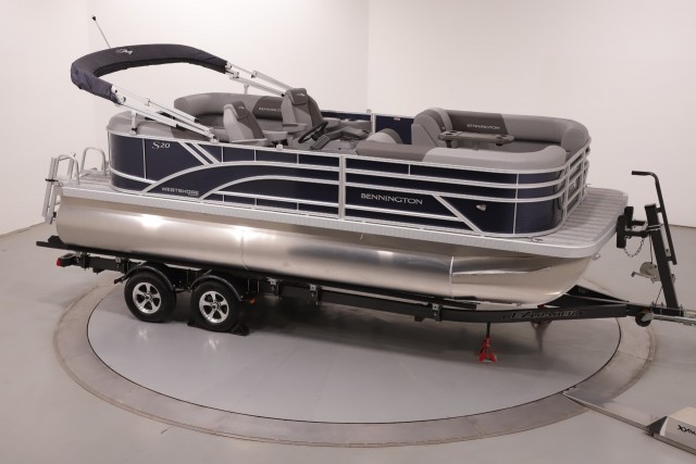 2025 BENNINGTON 20 S STERN RADIUS TRITOON W/ 50HP 