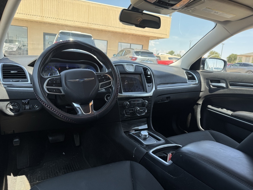 2018 Chrysler 300 Touring photo 3